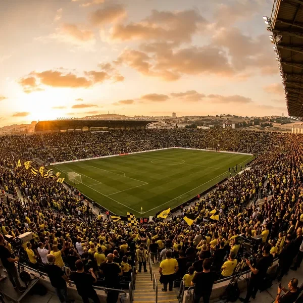 אצטדיון טדי מלא באוהדים